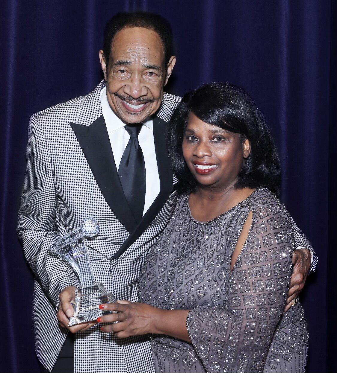 Gene (Duke of Earl) Chandler receives his Living Legend Award from event producer/founder Mable Buckner. (Photo by Mila Samokhina)
